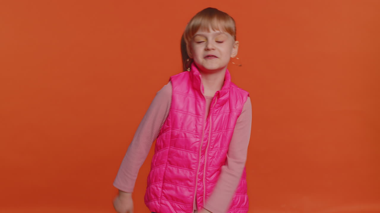 niña disgustada agita el dedo, diciendo no, ten cuidado, regañando dando consejos para evitar el peligro error