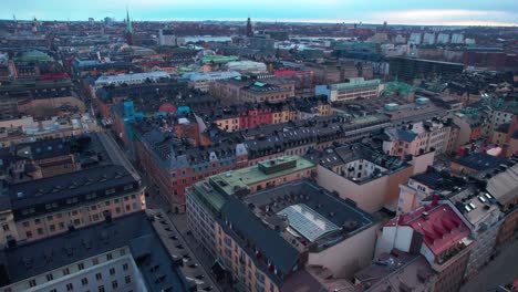 Drone-Aéreo-Del-Centro-De-La-Ciudad-De-Estocolmo,-Suecia