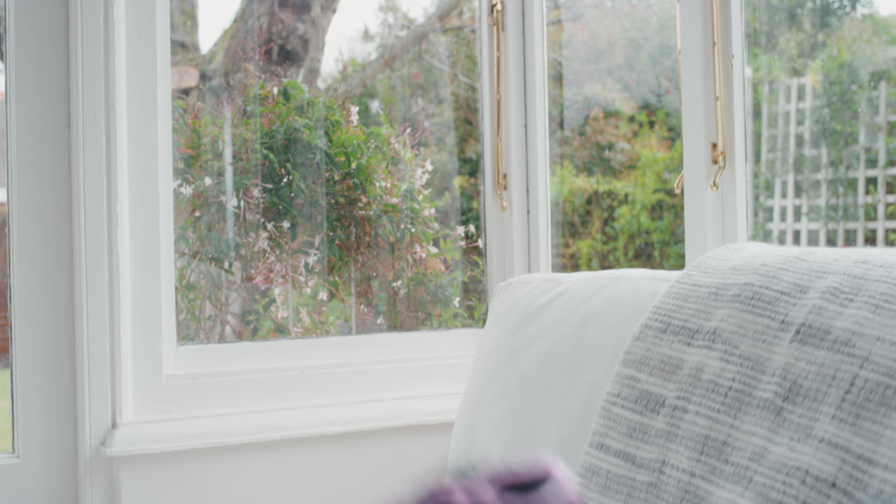 bebé feliz jugoso saltando en el sofá lindo niño pequeño bailando divirtiéndose disfrutando de la infancia despreocupada 4k