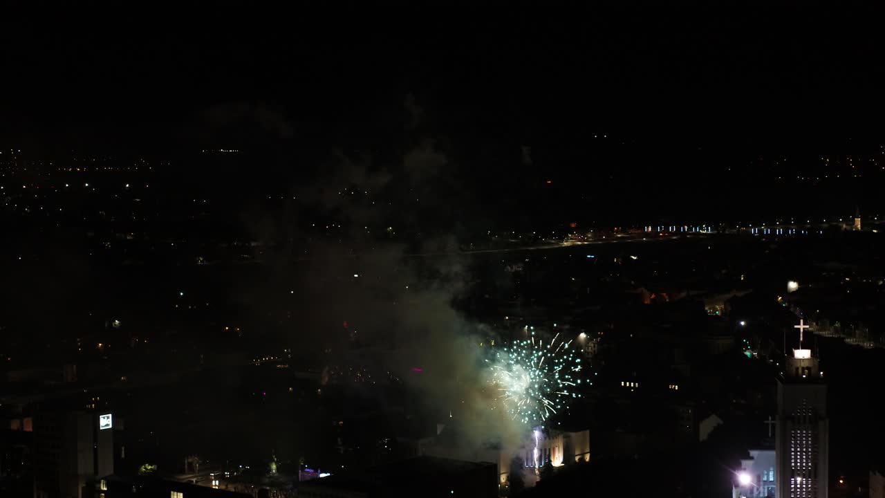 vista aérea de drones de fuegos artificiales en kaunas, lituania