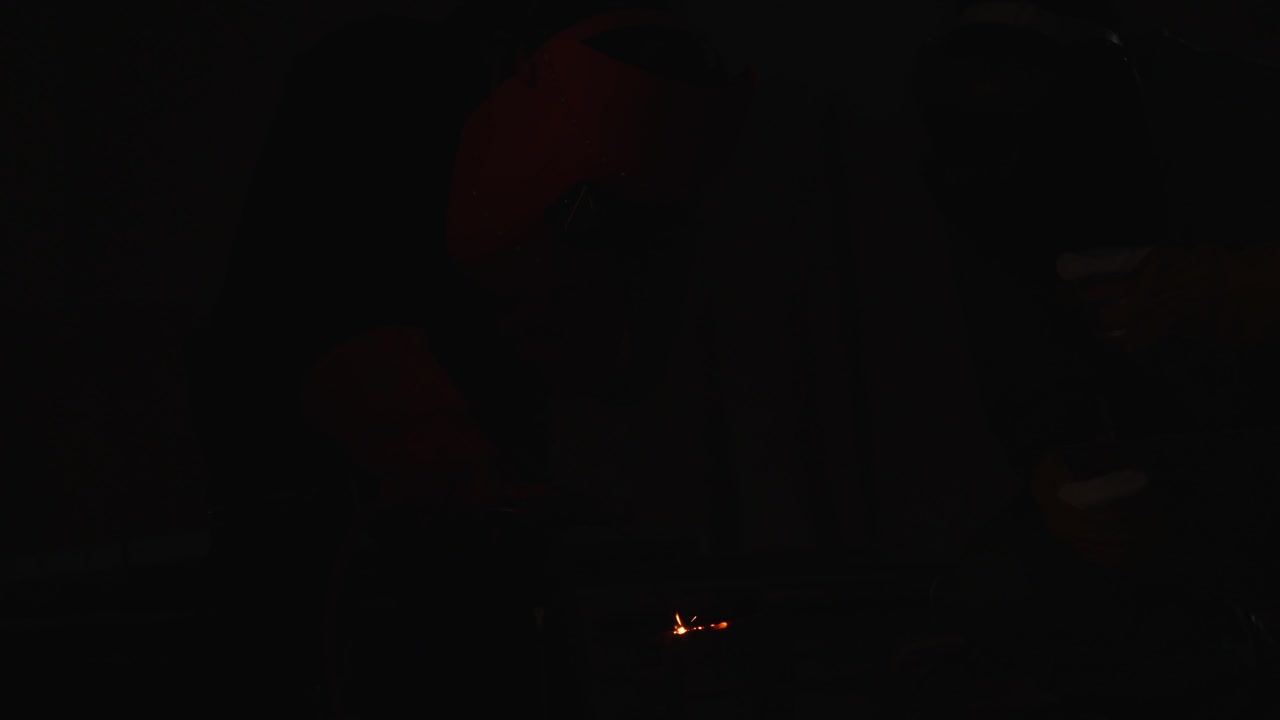 아크 용접 기계로 작업하는 금속 용접기