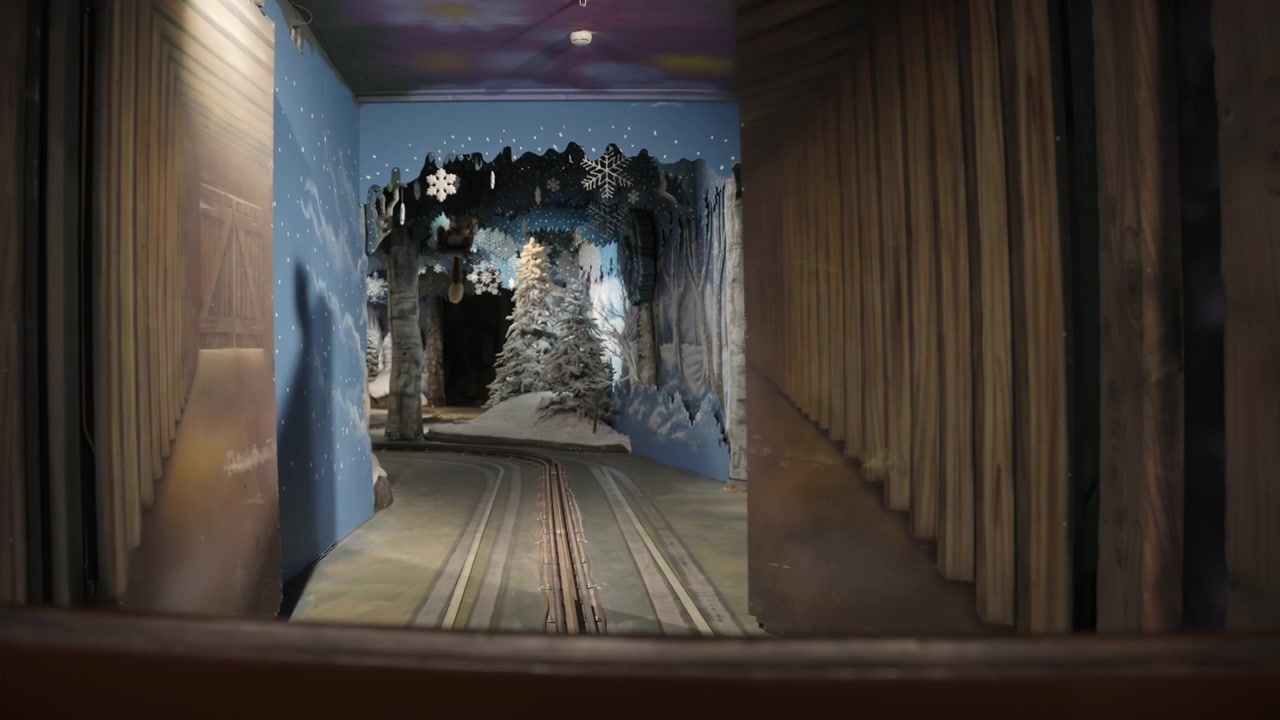 Rovaniemi, Finlandiya - 3 Ocak 2026: Lapland'ın ünlü turistik cazibe merkezi Noel Baba Köyü'nde kapalı bir eğlence parkı pisti. Karanlık bir yolculuk, ziyaretçileri temalı ortamlar arasında taşıyor.