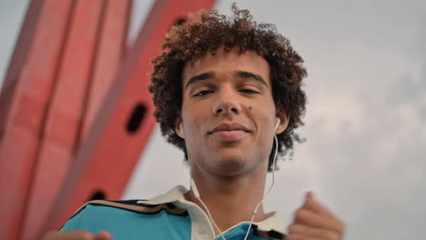 auriculares adolescentes bailando retrato callejero. joven escuchando música ciudad de primer plano