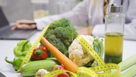 verduras saludables. dietista que está preparando una dieta de verduras.