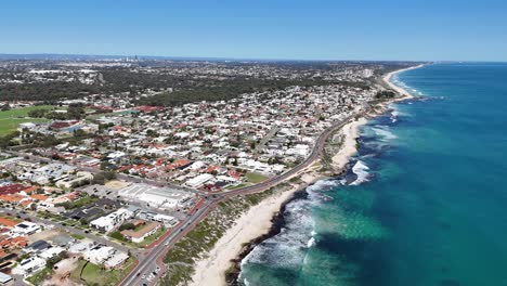 Vídeo-De-Paisaje-Aéreo-Sobre-La-Playa-De-Trigg-En-Perth,-Australia-Occidental,-Con-La-Ciudad-Al-Fondo