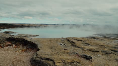 manantial geotermal en islandia