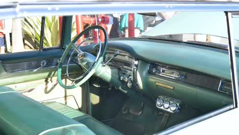 interior de un coche clásico estadounidense cadillac, coche clásico antiguo, interior de un coche muscular, cadillac de los años 60