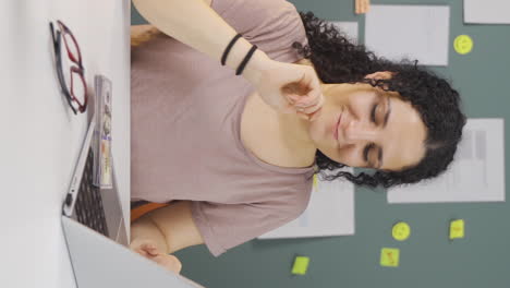 Video-Vertical-De-Una-Estudiante-Feliz-Ganando-Dinero.