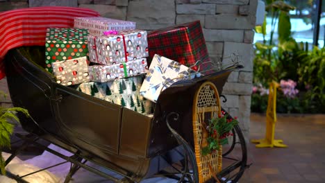 Trineo-De-Papá-Noel-Y-Presenta-Una-Pieza-Decorativa-De-Navidad-De-Invierno-Interior-En-El-Centro-Comercial