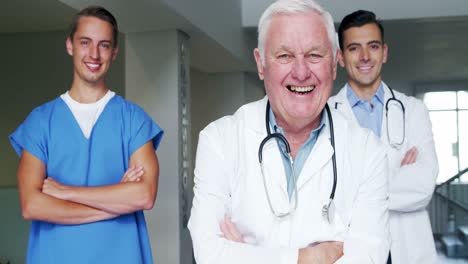 retrato de un médico y una enfermera de pie con los brazos cruzados