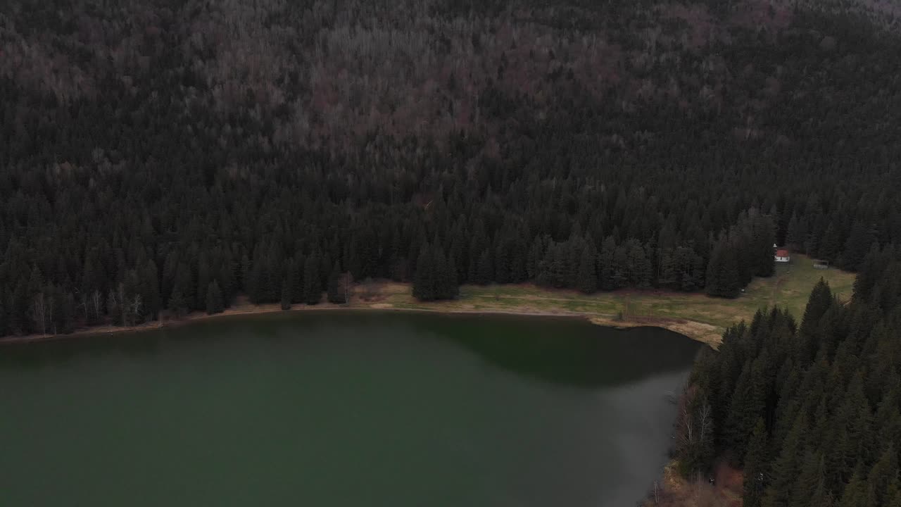 Vista aerea del Lago Sfanta Ana in Romania, lago vulcanico con bellissime acque verdi.