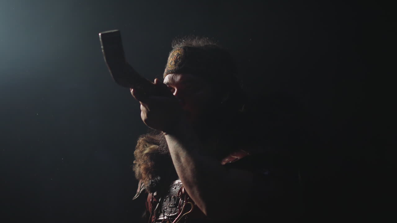 hombre en traje de chamán de altai dibuja fumando pipa en el estudio