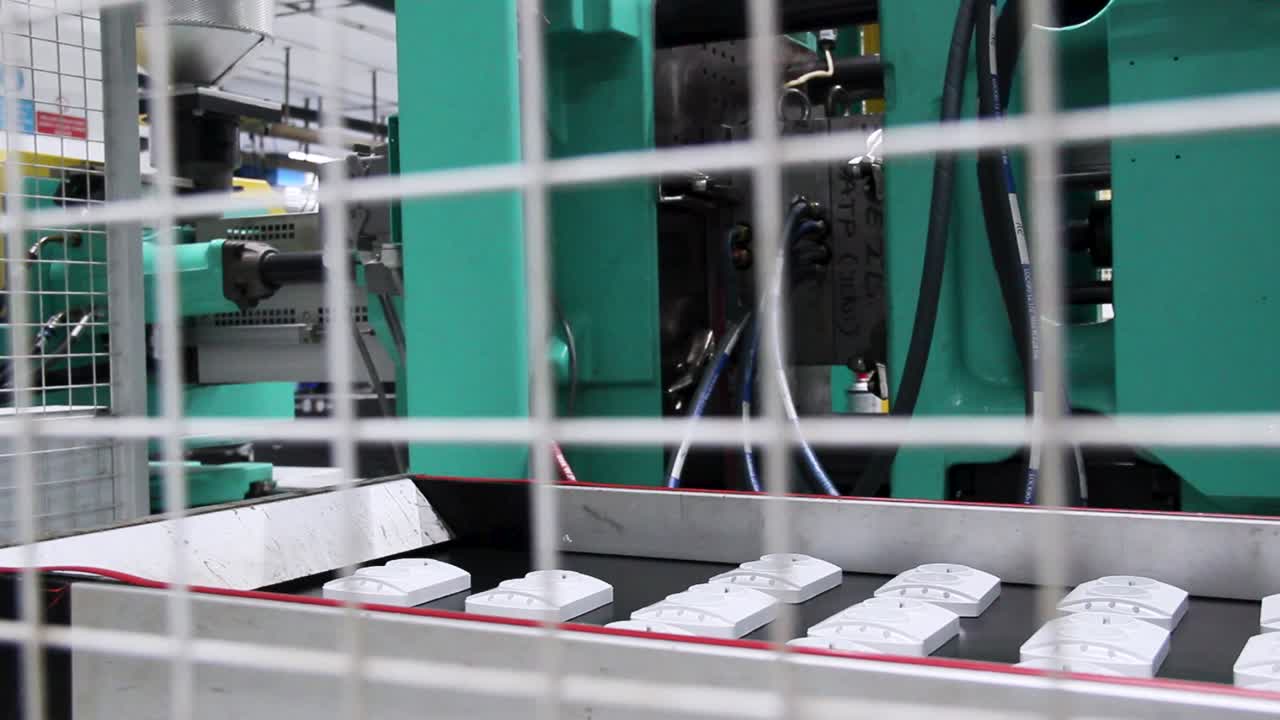 컨베이어 벨트와 함께 작동하는 자동화된 기계 로봇 팔 기술