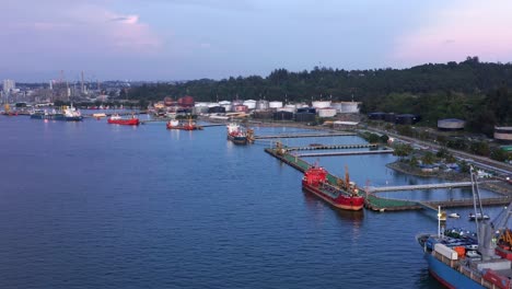 Luftaufnahme-Des-Hafens-Von-Balikpapan-In-Kalimantan,-Indonesien---Drohnenaufnahme