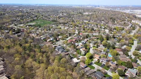 Drohne-Kreist-über-Einem-Oakville-Viertel-In-Der-Nähe-Von-Grünflächen