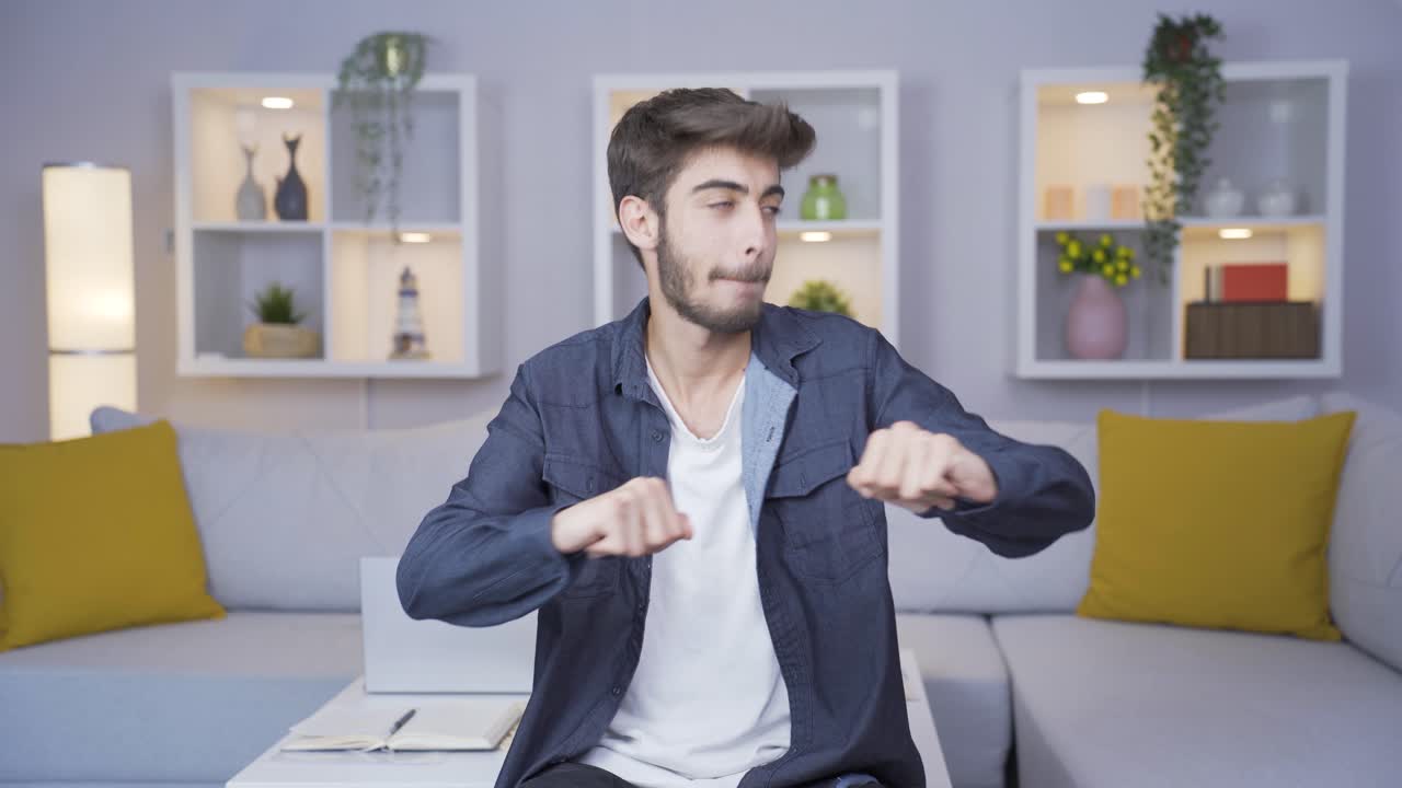 hombre feliz bailando.
