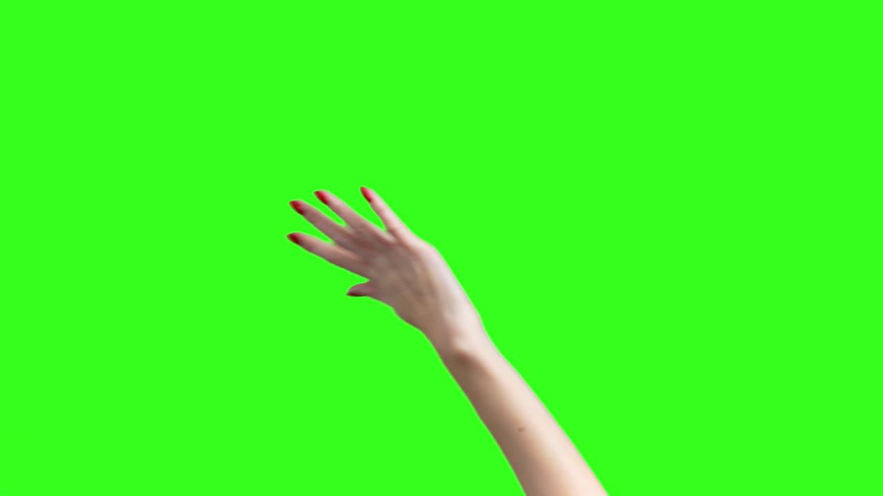 limpiando algo manos femeninas en fondo verde