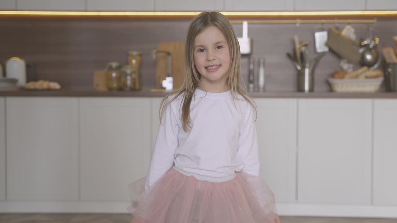 hijita vestida de princesa posando en casa