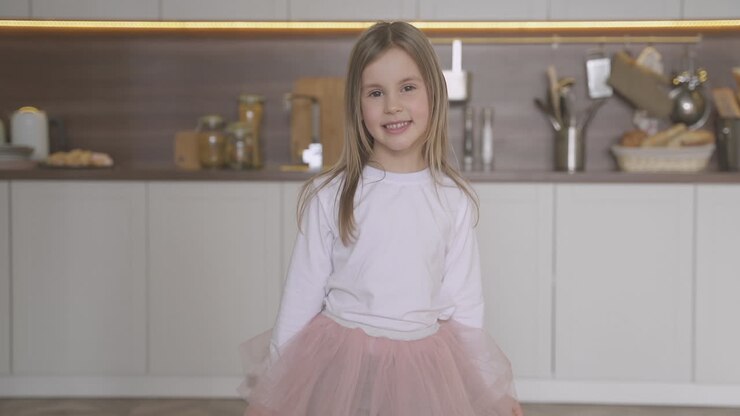 Niña pequeña vestida de princesa posando en casa
