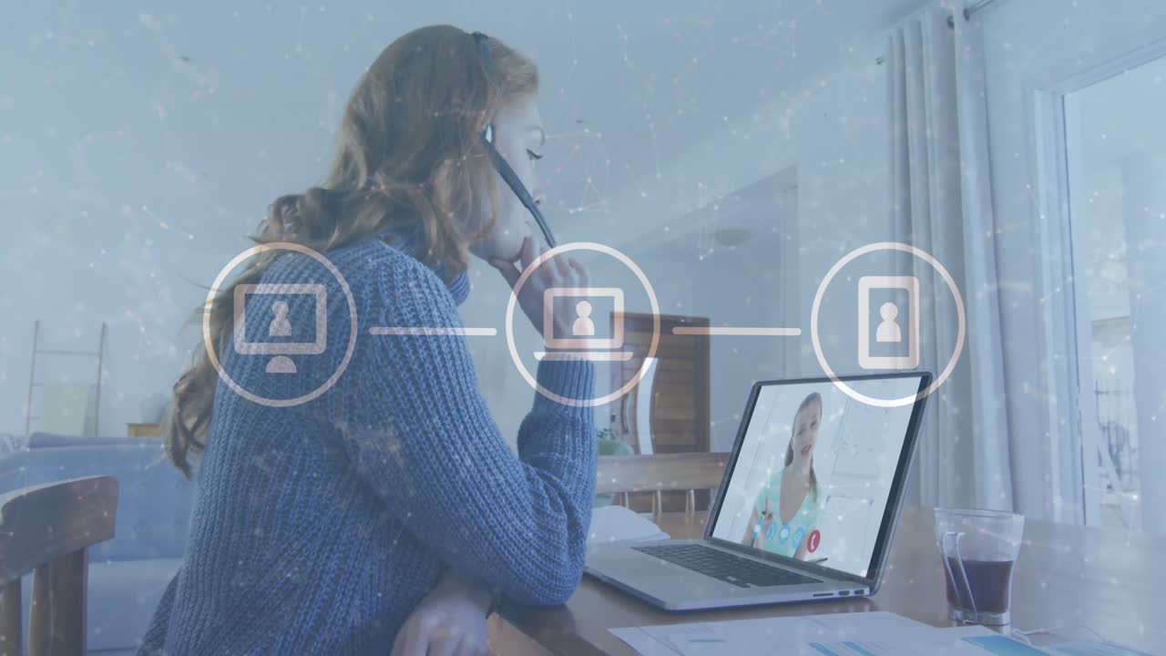 비디오 통화에서 노트북을 사용하는 여성에 대한 아이콘 네트워크의 애니메이션