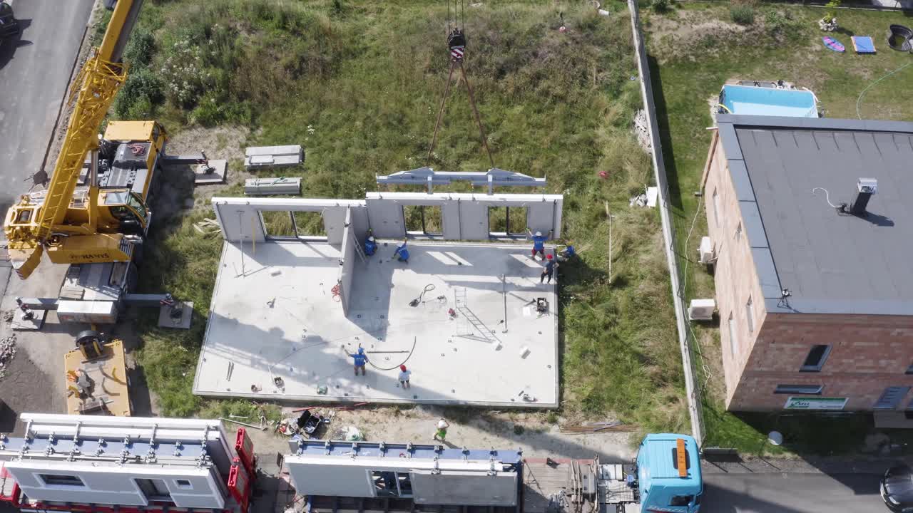 instalación de grúa de viga de acero en la pared en el sitio de construcción de la casa