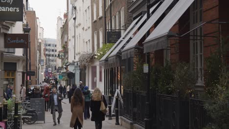 Geschäfte-Und-Restaurants-Mit-Menschen-In-Avery-Row-In-Mayfair,-London,-Großbritannien-1