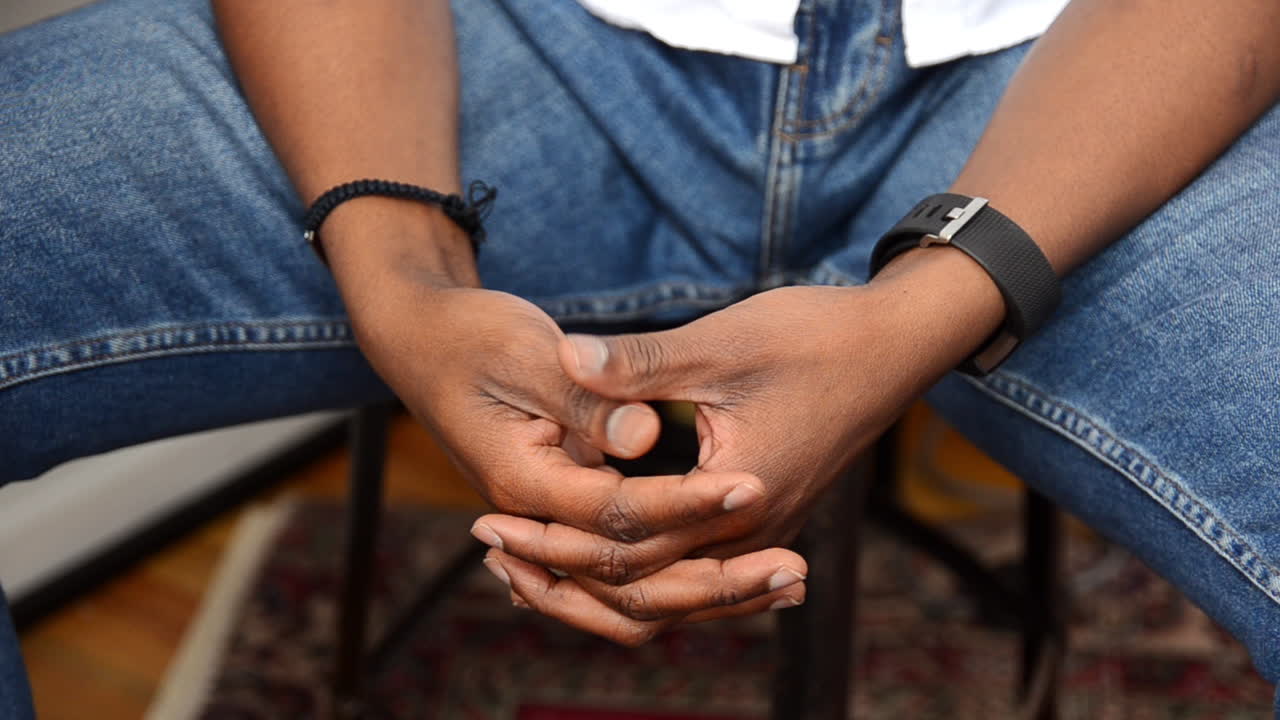 초조하게 엄지손가락을 만지작거리는 남자