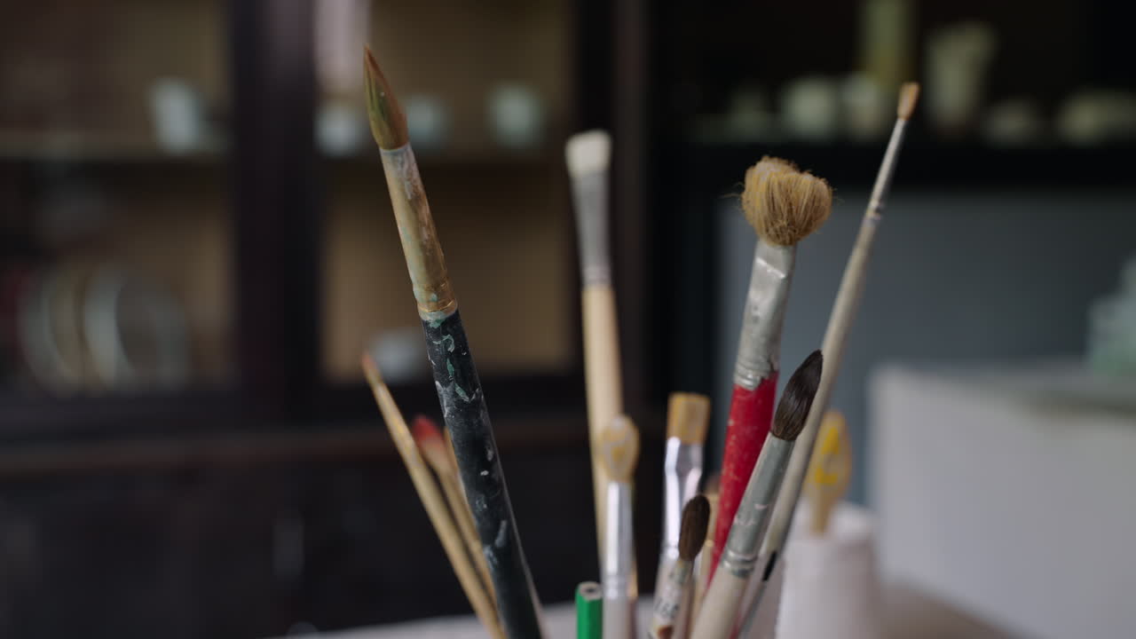 스튜디오에서 다양한 페인트 브러쉬