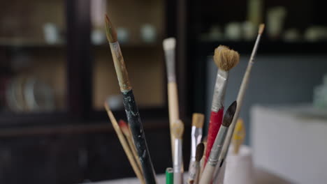 pinceles de pintura variados en un estudio