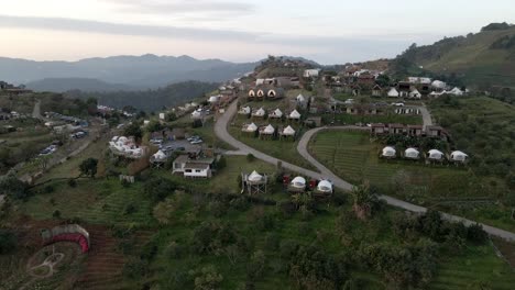 Toma-Panorámica-De-Un-Dron-Sobre-La-Aldea-Del-Campamento-En-Las-Montañas-De-Tailandia