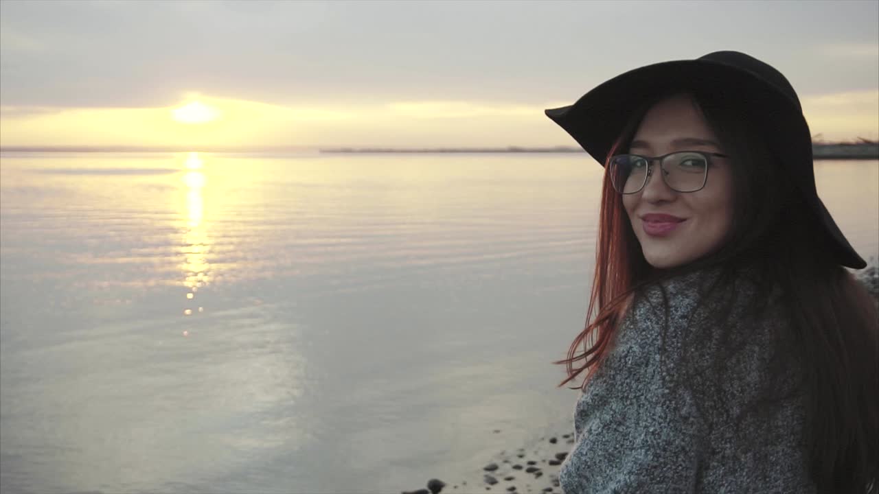 Donna al tramonto sulla spiaggia