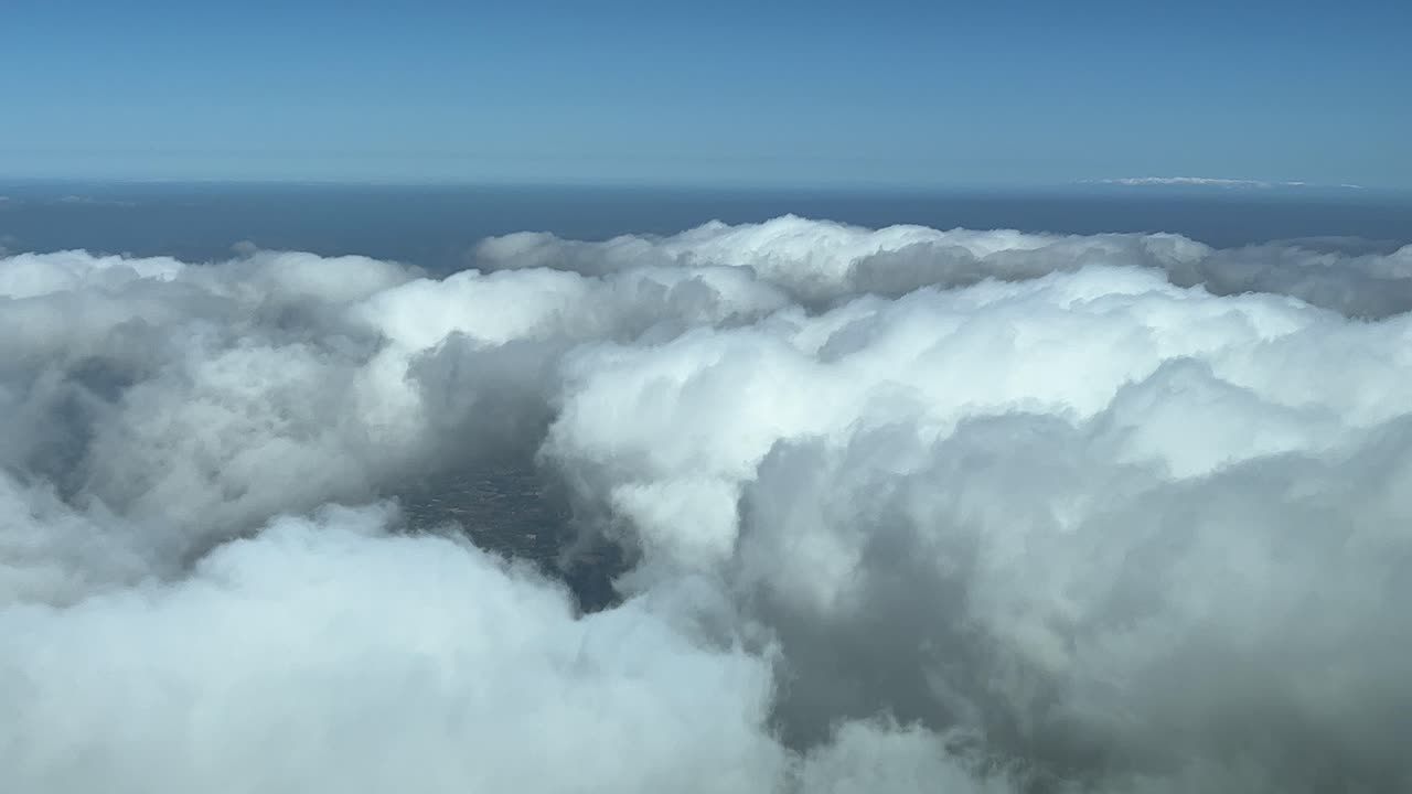 sobrevolando algunas nubes esponjosas como lo vieron los pilotos durante el descenso, a 5000 m de altura