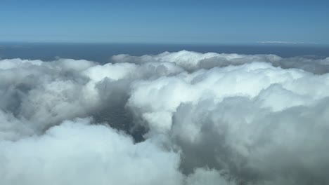 Sobrevolando-Algunas-Nubes-Esponjosas-Vistas-Por-Los-Pilotos-Durante-El-Descenso,-A-5000-M-De-Altura