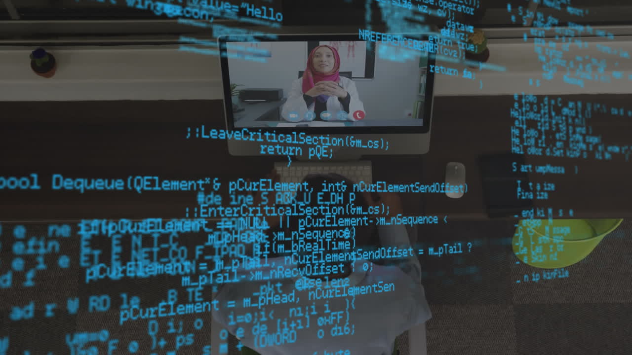 cyfrowe dane o kobiecie na ekranie laptopa podczas rozmowy wideo.