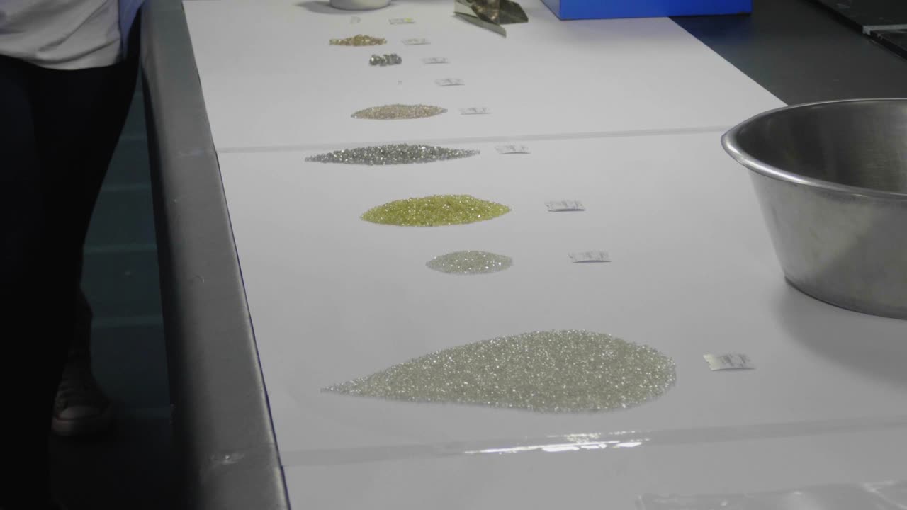 원석의 선별을 설명하는 여성