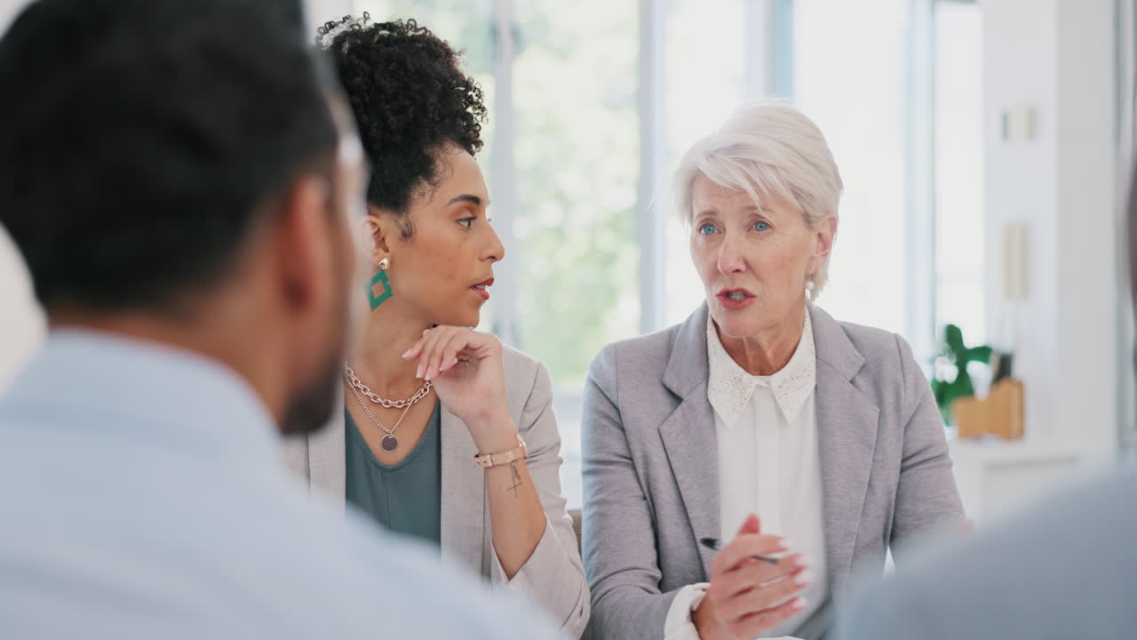 팀워크, 문서 및 비즈니스 회의에서 여성