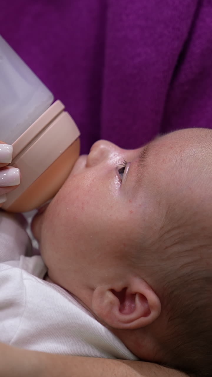 el bebé está siendo alimentado