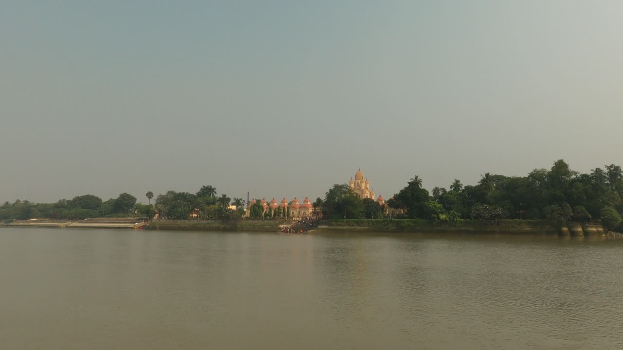 el templo dakshineswar kali se ve desde el embarcadero ghat o ferry con el río hooghly en primer plano