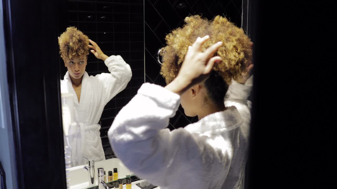 Chica preparándose en el baño del hotel