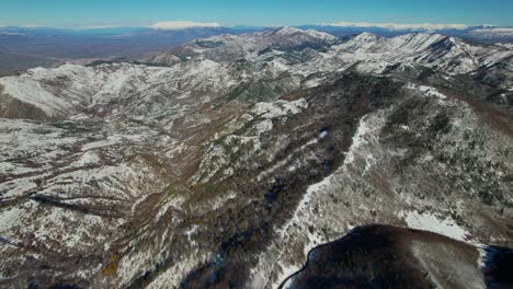 Cordillera-Cubierta-De-Nieve-Blanca,-Fría-Tranquilidad-Bajo-El-Nítido-Cielo-Azul-De-Invierno-En-Albania