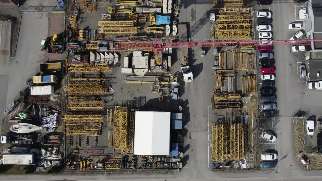 grúa de construcción móvil o grúa de torre, equipo de alquiler de sitios de construcción, antena aérea de arriba hacia abajo