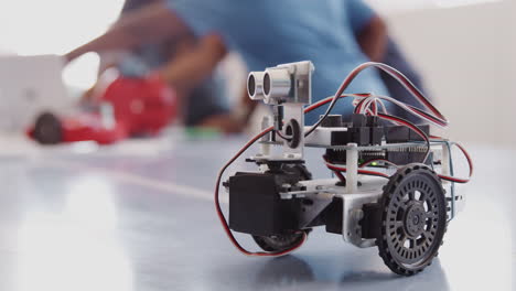 Primer-Plano-De-Un-Vehículo-Robot-En-El-Club-De-Programación-Extraescolar