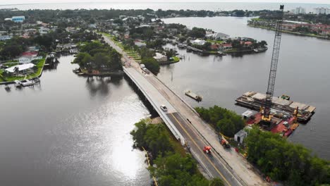 Video-De-Dron-De-4k-De-La-Reparación-Del-Puente-Sobre-La-Bahía-En-San-Petersburgo,-Florida,-En-Un-Día-Soleado-De-Verano-1