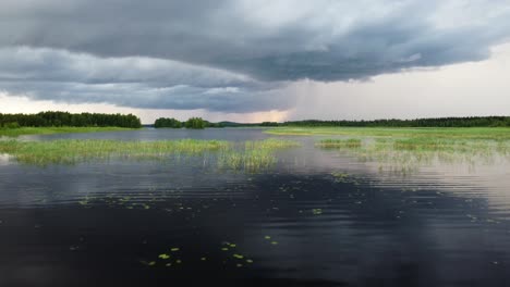 Una-Foto-Tomada-Con-Un-Dron-En-El-Lago-Pieni-Onkamo-En-Finlandia-En-Un-Día-Lluvioso