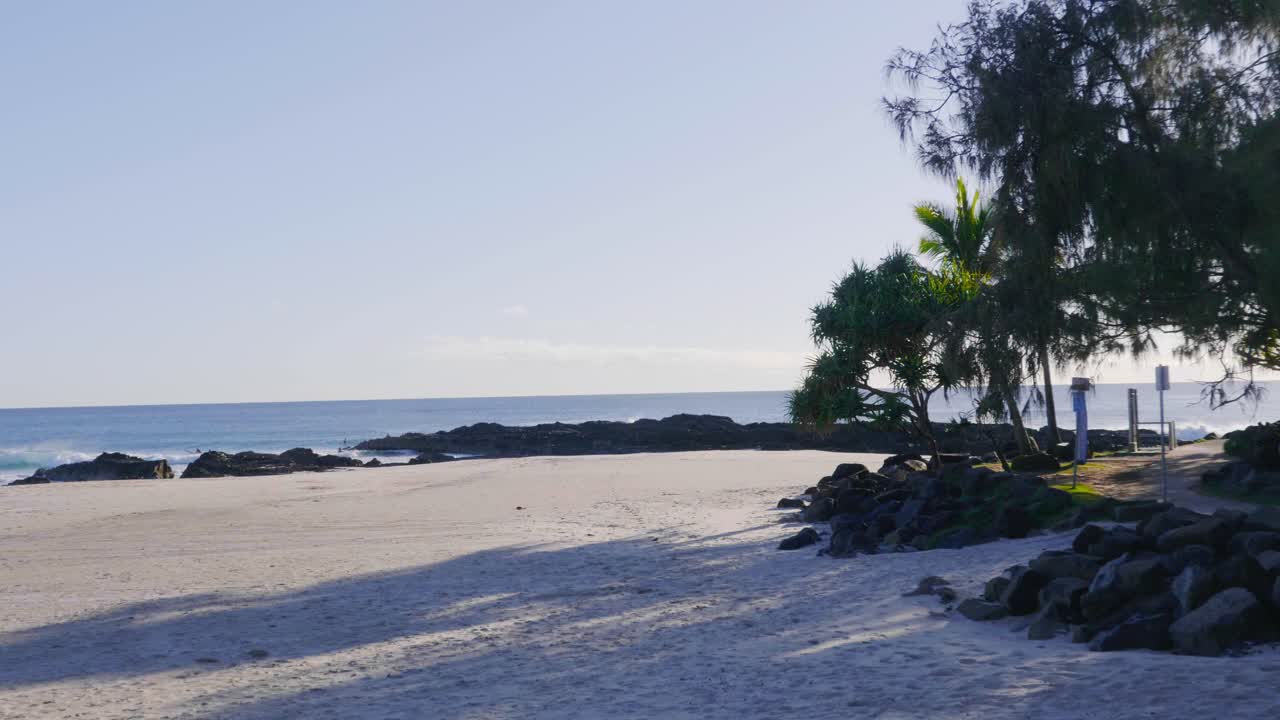 hermosa playa de rocas de pargo en la bahía del arco iris, coolangatta en un día de verano - atracción turística en la costa de oro, queensland, australia - amplia toma estática