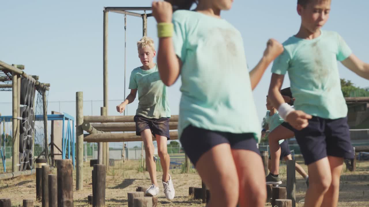 부트 캠프에서 훈련하는 백인 어린이 그룹