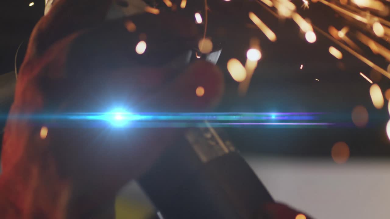 animación de rastros de luz sobre una mujer mecánica biracial cosechando un coche.