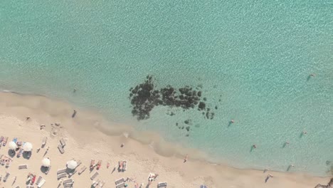 Agua-De-Mar-Azul-Clara-En-La-Playa-De-Nissi---Alejar-La-Vista-Aérea