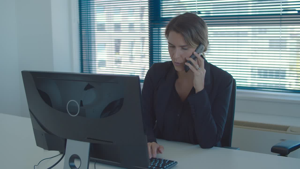 Fokusert kvinnelig fagperson snakker i mobiltelefon