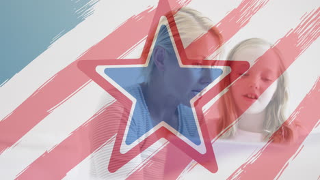 patrón de diseño de la bandera americana y estrellas pulsantes sobre madre y hija caucásicas usando computadora